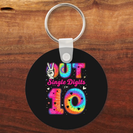 Im 10 Digits Tie Dye Peace Out Single Digits Birth Sleutelhanger (Voorkant)