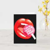 I'm A Sucker For You Red Lips Candy Lollip Valenti Kaart (Gele Bloem)