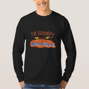 Im chagrijnig omgaan met het t-shirt