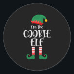 Im de Cookie Elf die Kerstmis aanpast Ronde Sticker<br><div class="desc">Matching familiy elf design can be given as a Birthday or Christmas gift to your boyfriend,  girlfriend,  mom,  dad,  sister,  brother,  son,  daughter,  grandma,  grandpa,  uncle or aunt who loves funny elfs.</div>