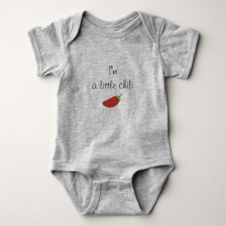 im een kleine chili baby bodysuit aan