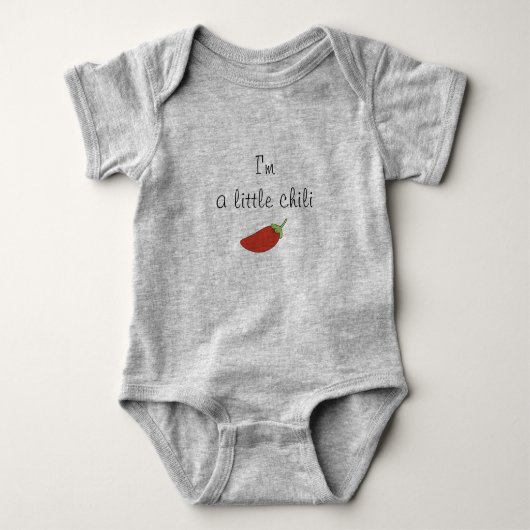 im een kleine chili baby bodysuit aan (Voorkant)