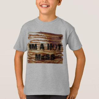 im een T-shirt met een warme rommeltaart