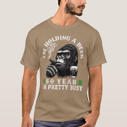 Im Holding A Beer So Yeah Im Pretty Busy Monkey On T-shirt (Voorkant)