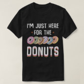 Im Just Here For T-shirt (Design voorkant)