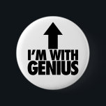 Im met Genius Ronde Button 5,7 Cm<br><div class="desc">Im Met Genius is een hilarische parodie van mij met stommiteit. Deze Pinback Button gebruikt een vette zwarte pijl met "Im With Genius" hieronder om humor en satire te geven,  de perfecte knop voor iedereen die op zoek is naar grappige en grappige grappen.</div>