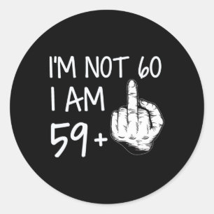 IM niet 60 Ik ben 59 Plus 1 middelvinger T-shirt M Ronde Sticker