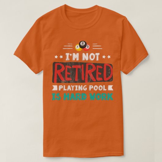 IM Niet-gepensioneerde speelpool is een harde werk T-shirt (Design voorkant)