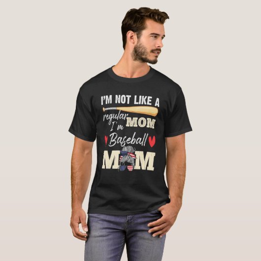 I'm Not a Regular Mom I'm a Baseball Mom T-shirt (Voorkant volledig)