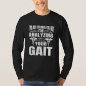 Im Not Checking You Out Im Analyzing Your Gait The T-shirt (Voorkant)