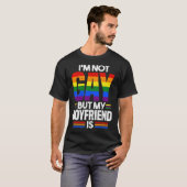 Im Not Gay But My Boyfriend Is LGBT Pride T-shirt (Voorkant volledig)
