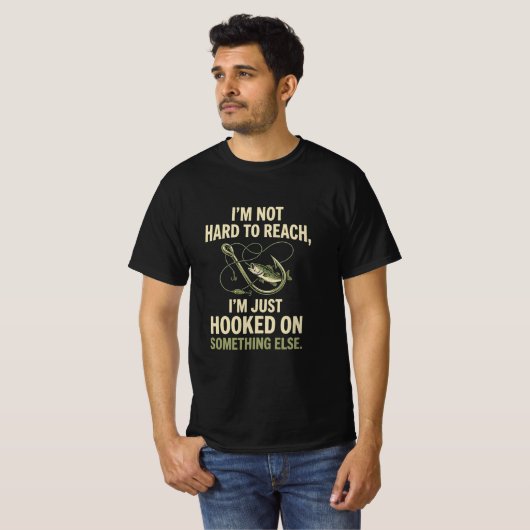 Im Not Hard To Reach Just Hooked On Fishing T-shirt (Voorkant volledig)