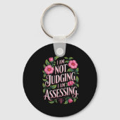 I'm Not Judging I'm Essing Funny Saying Groovy Sleutelhanger (Voorkant)