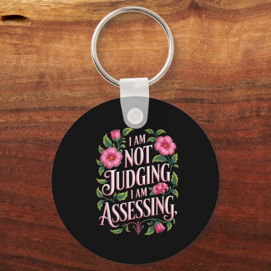 I'm Not Judging I'm Essing Funny Saying Groovy  Sleutelhanger (Voorkant)
