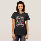 I'm Not Judging I'm Essing Funny Saying Groovy T-shirt (Voorkant volledig)