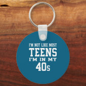 I'm Not Like Most Teens I'm In My 40's Funny Sarca Sleutelhanger (Voorkant)