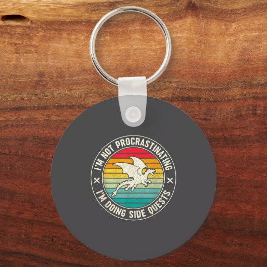 I'm Not Procrastinating I'm Doing Side Quests Drag Sleutelhanger (Voorkant)
