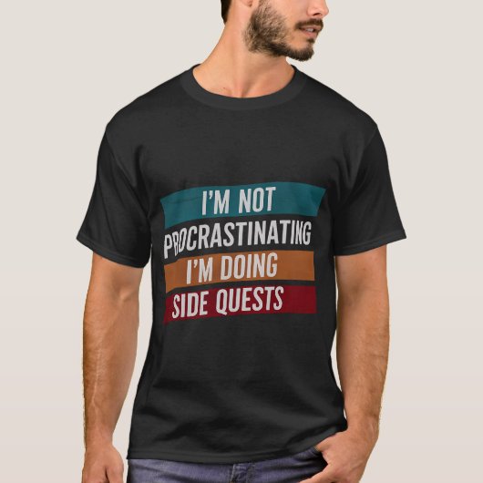 I'M NOT PROCRASTINATING, I'M DOING SIDE QUESTS T-SHIRT (Voorkant)