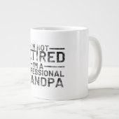 I'm Not Retired I'm A Professional Grandpa Grote Koffiekop (Voorkant rechts)