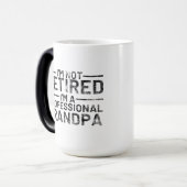 I'm Not Retired I'm A Professional Grandpa Magische Mok (Voorkant links)