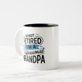 I'm Not Retired I'm A Professional Grandpa Tweekleurige Koffiemok (Voorkant links)
