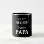 I'm Not Retired I'm a Professional Papa Tweekleurige Koffiemok<br><div class="desc">In dit ontwerp staat dat ik niet moe ben van een professionele krant. Geweldig cadeau idee voor je vader,  vader of opa in Vaderdag,  grootouders Dag,  jubileum,  kerst of Thanksgiving.</div>