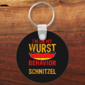 I'm On My Wurst Behavior I Dont Give A Schnitzel Sleutelhanger (Voorkant)