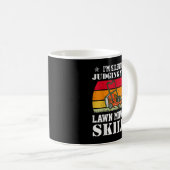 I'm Silently Judging Your Lawn Mowing Skills Lawnm Koffiemok (Voorkant rechts)