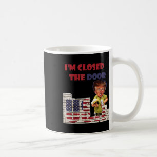 Im sloot de deur, grappige tekening van Trump gren Koffiemok