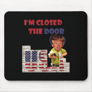 Im sloot de deur, grappige tekening van Trump gren Muismat
