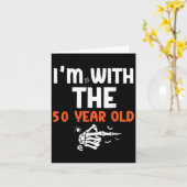 I'm With The 50 Year Old 50th Birthday Halloween C Kaart (Gele Bloem)