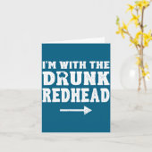 I'm With The Drunk Redhead Funny St Patricks Day Kaart (Gele Bloem)