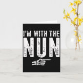 I'm With The Nun Easy Costume Halloween Couples Ma Kaart (Gele Bloem)