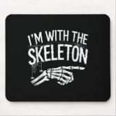 I'm With The Skeleton Funny Halloween Costume  Muismat (Voorkant)