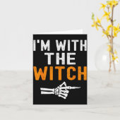 I'm With The Witch Funny Skeleton Halloween Matchi Kaart (Gele Bloem)