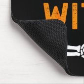 I'm With The Witch Funny Skeleton Halloween Matchi Muismat (Hoek)