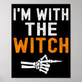 I'm With The Witch Funny Skeleton Halloween Matchi Poster (Voorkant)