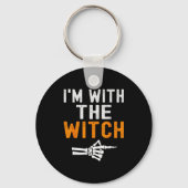 I'm With The Witch Funny Skeleton Halloween Matchi Sleutelhanger (Voorkant)