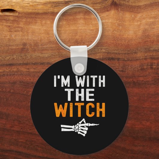I'm With The Witch Funny Skeleton Halloween Matchi Sleutelhanger (Voorkant)