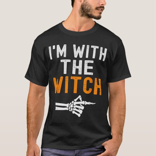 I'm With The Witch Funny Skeleton Halloween Matchi T-shirt (Voorkant)