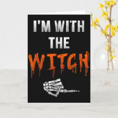 I'm With Witch Skeleton Hand Funny Halloween Husba Kaart (Gele Bloem)