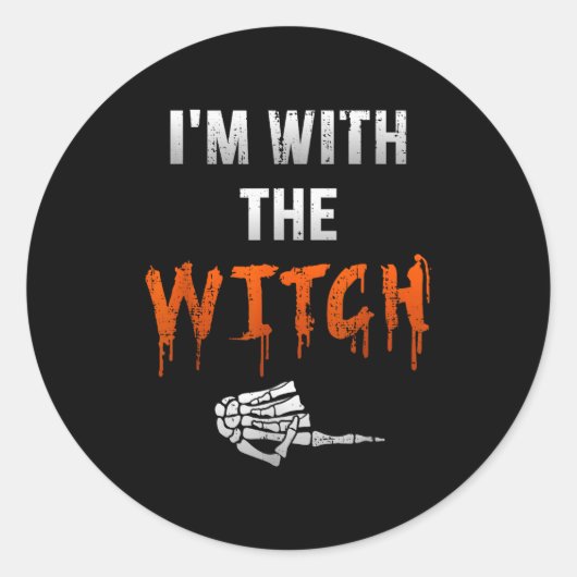 I'm With Witch Skeleton Hand Funny Halloween Husba Ronde Sticker (Voorkant)