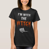 I'm With Witch Skeleton Hand Funny Halloween Husba T-shirt (Voorkant)