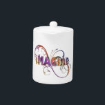 "Imagine" theepot<br><div class="desc">Verrijk de liefde in je leven met dit inspirerend tekstontwerp. Dit inspirerend teapotontwerp kenmerkt de woorden IMAGINE in kleurrijke teksten die door decoratieve draaien worden omringd. Het maakt een geweldig cadeau voor het huishouden.</div>