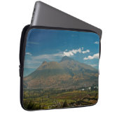Imbabura vulcano laptop sleeve (Voorkant Rechts)