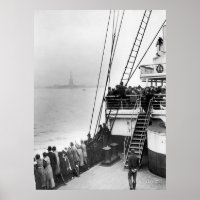 Immigranten bekijken het beeld van vrijheid foto