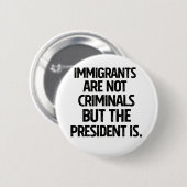 Immigrants Are Not Criminials But the President Is Ronde Button 5,7 Cm (Voorkant /achterkant)