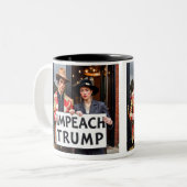 Impeach Trump Tweekleurige Koffiemok (Voorkant links)