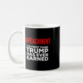 Impeachment het eerste dat Trump ooit heeft verdie Koffiemok (Links)