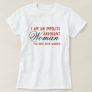 Impolite Arrogant Vrouwen houden een gewaarschuwde T-shirt